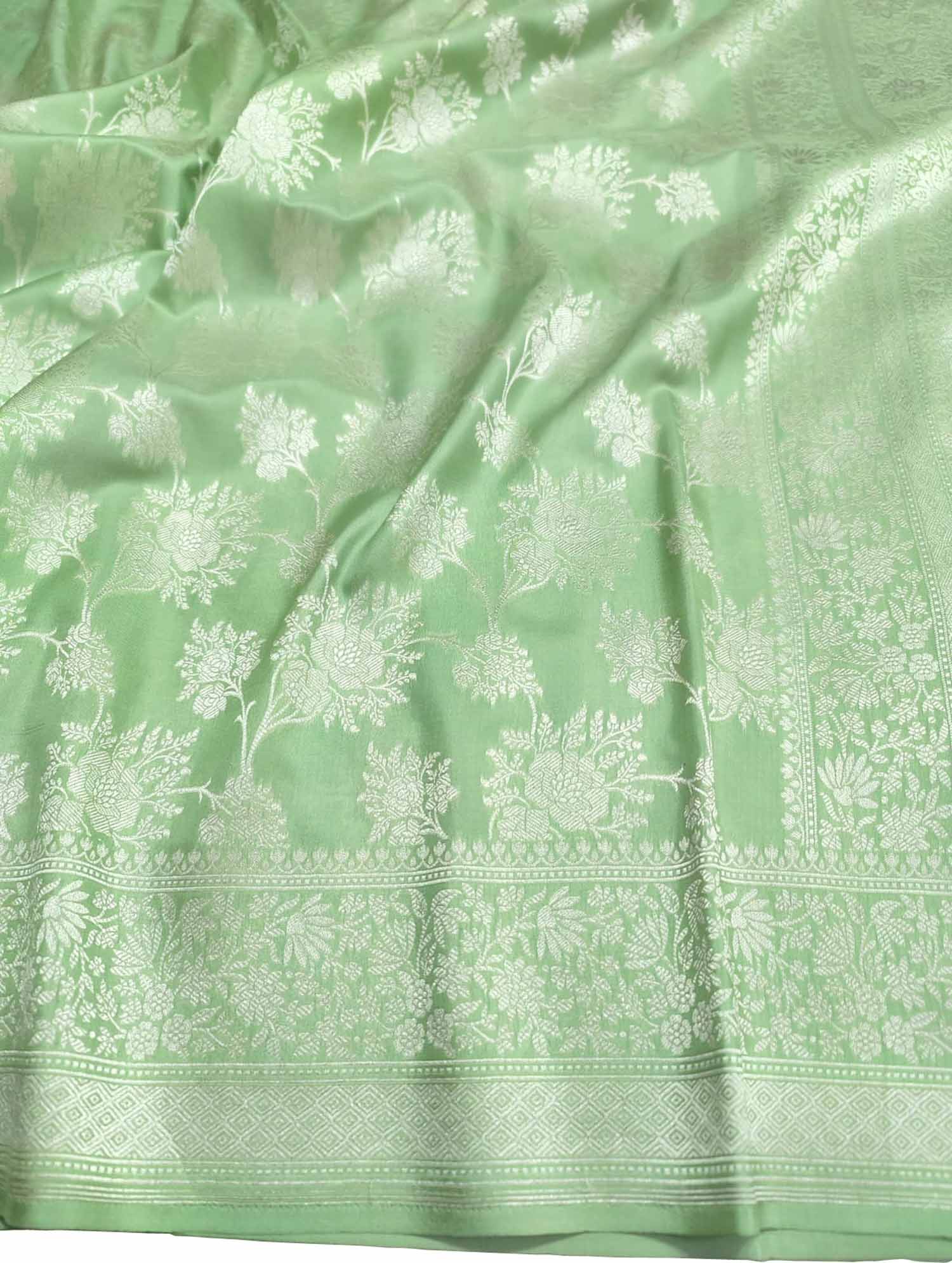 Exquisite Green Banarasi Handloom Silk Saree with Silver Zari - Luxurion World