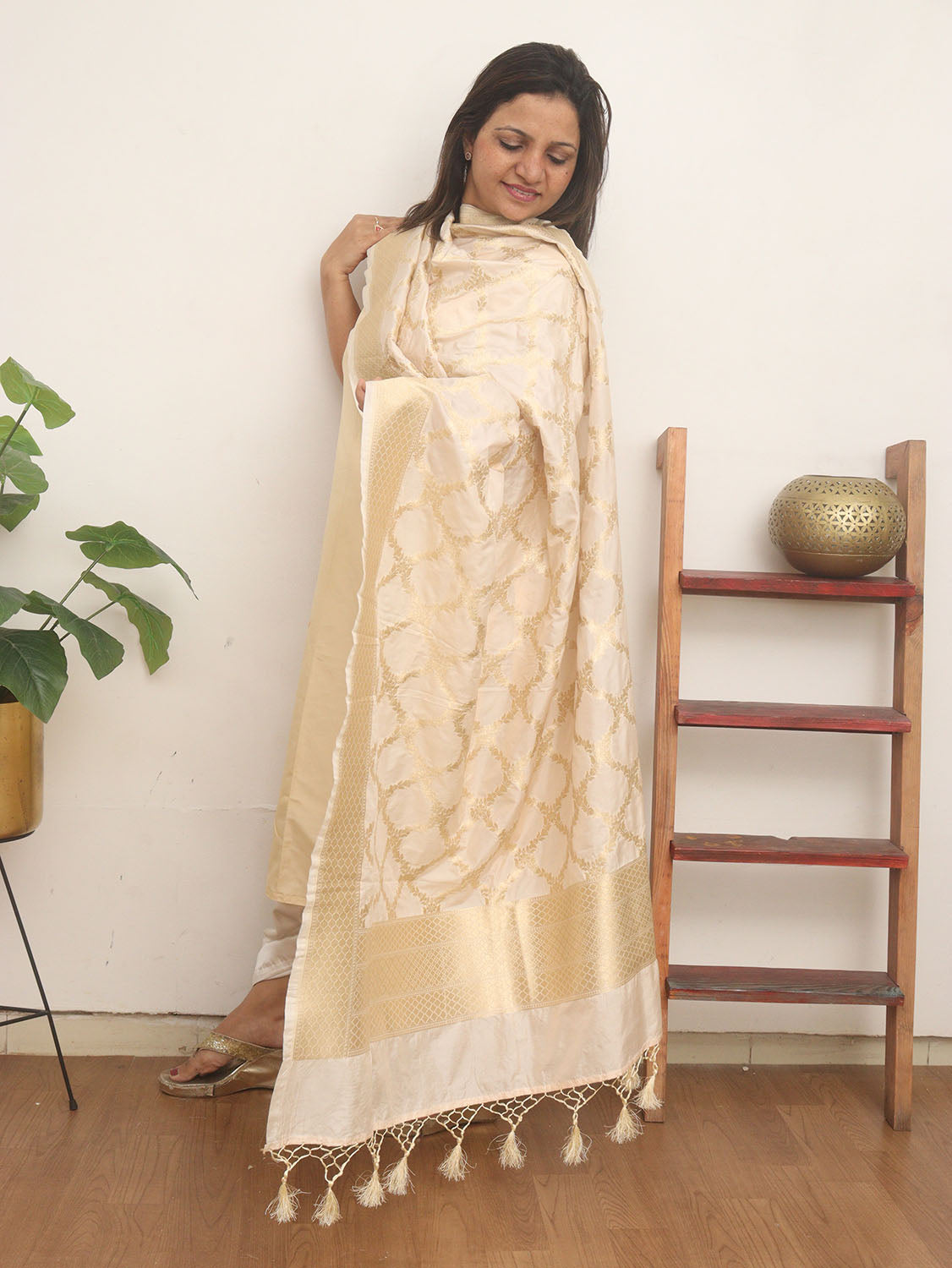 Off White Banarasi Silk Dupatta - Luxurion World
