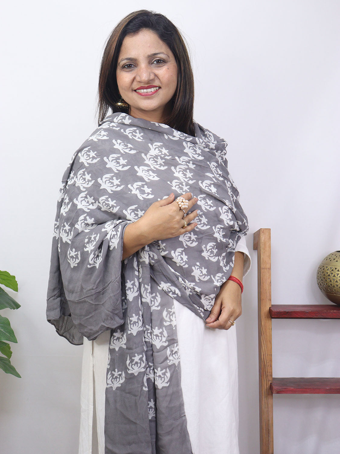 Grey Batik Georgette Dupatta - Luxurion World