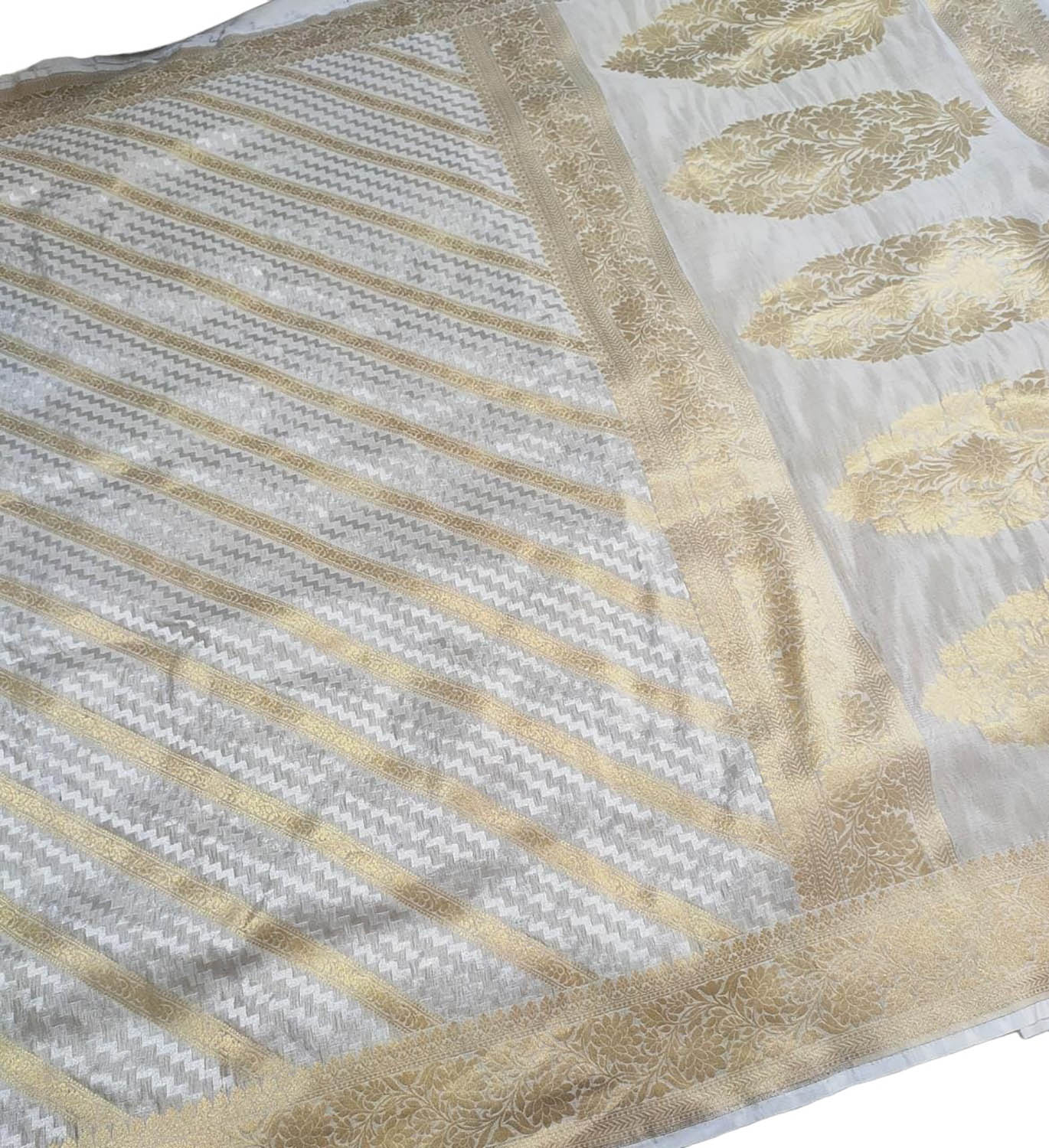 Dyeable Handloom Banarasi Pure Georgette Sona Roopa Saree - Luxurion World