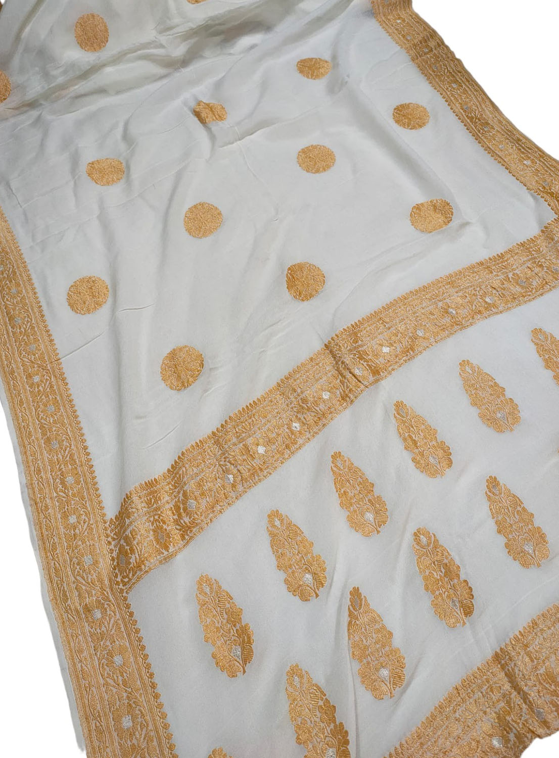Dazzling Dyeable Banarasi Handloom Georgette Saree: Pure Elegance - Luxurion World