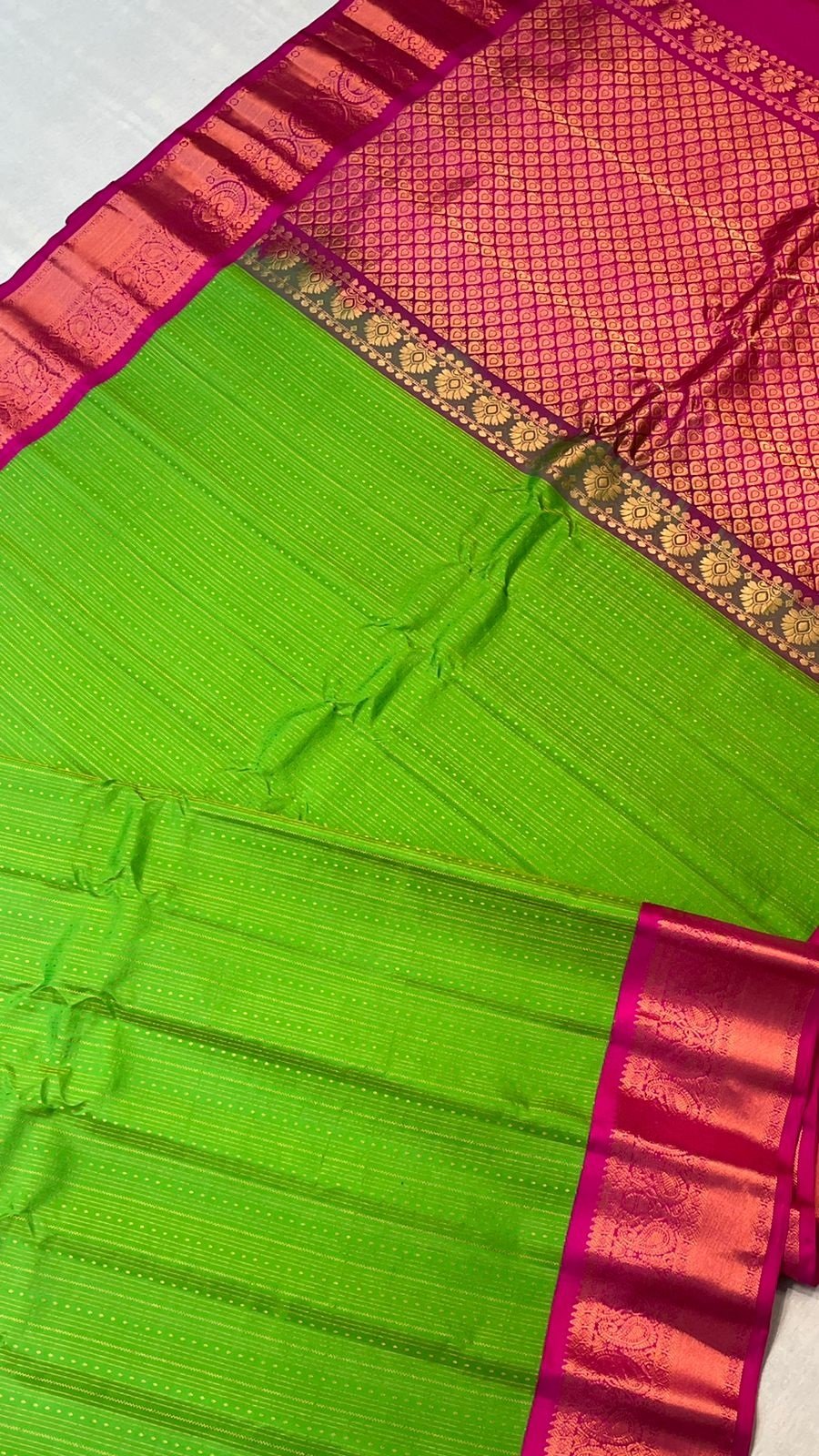 Green Handloom Gadwal Pure Silk Saree - Luxurion World