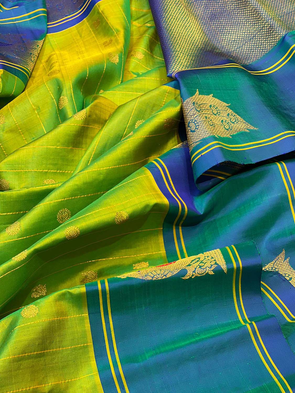 Green Gadwal Handloom Pure Silk Saree - Luxurion World