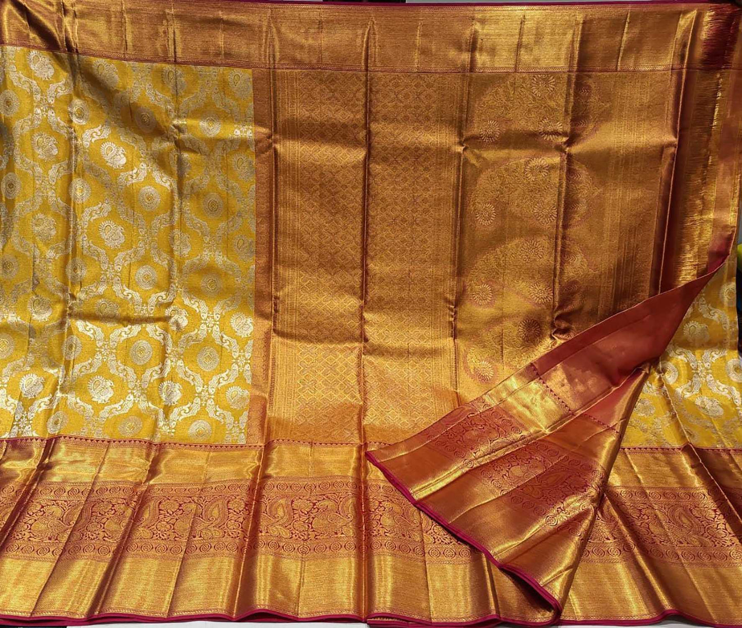 Shop the Finest Golden Kanjeevaram Handloom Pure Silk Sarees Online - Luxurion World