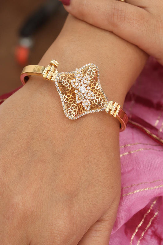 Golden Details Bangles - Embrace the Elegance of Indian Jewelry - Add a Touch of Tradition to Your Outfits - Luxurion World