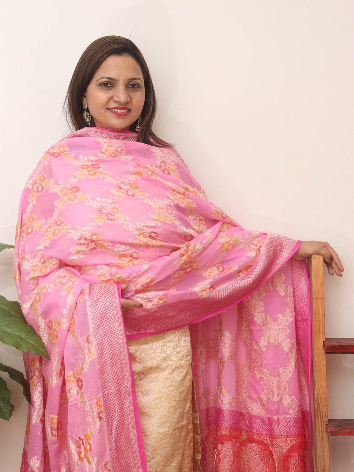 Pink Handloom Banarasi Pure Georgette Brush Dye Dupatta - Luxurion World