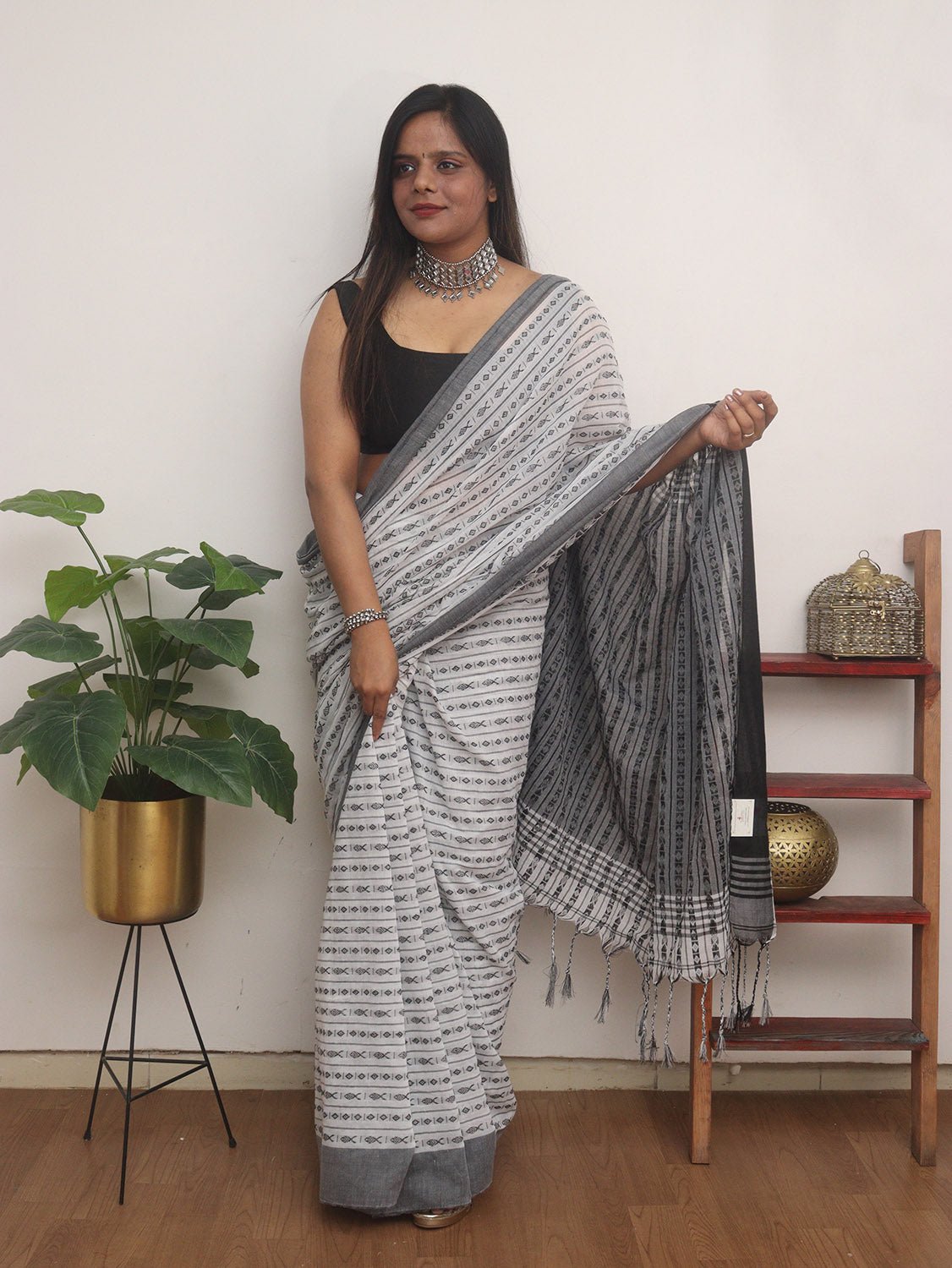 White Handloom Bengal Cotton Saree - Luxurion World