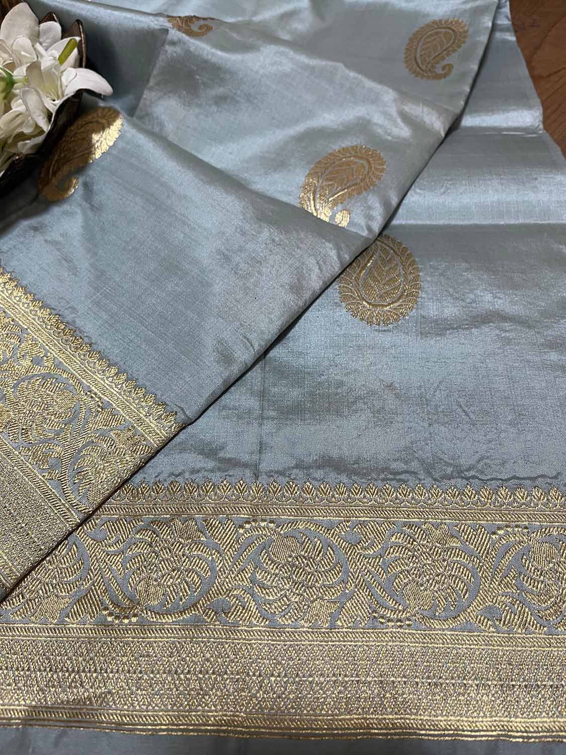 Elegant Grey Banarasi Handloom Pure Katan Silk Dupatta - Luxurion World- Crafted Heirlooms