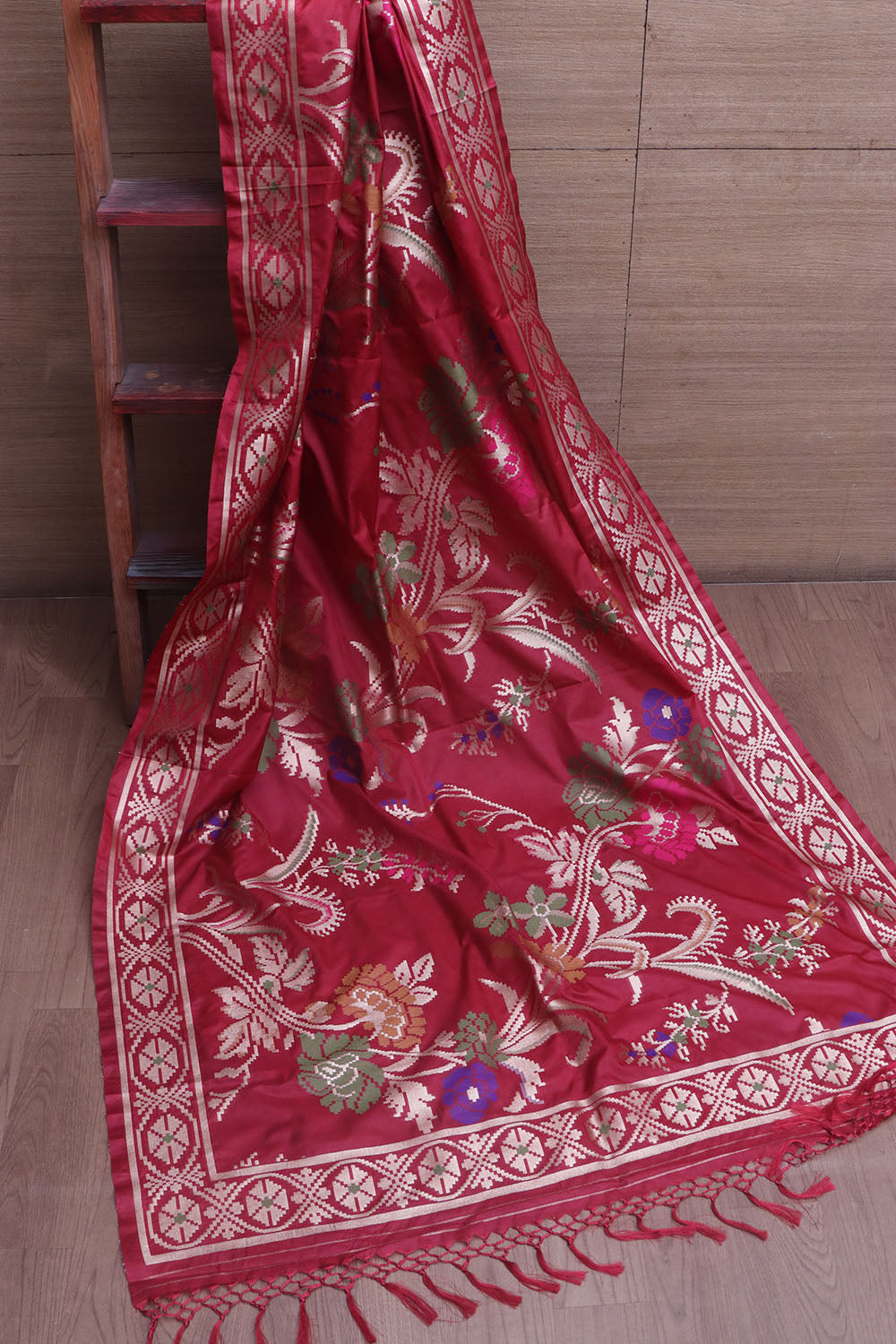 Stunning Red Banarasi Silk Dupatta - Elegant and Luxurious - Luxurion World