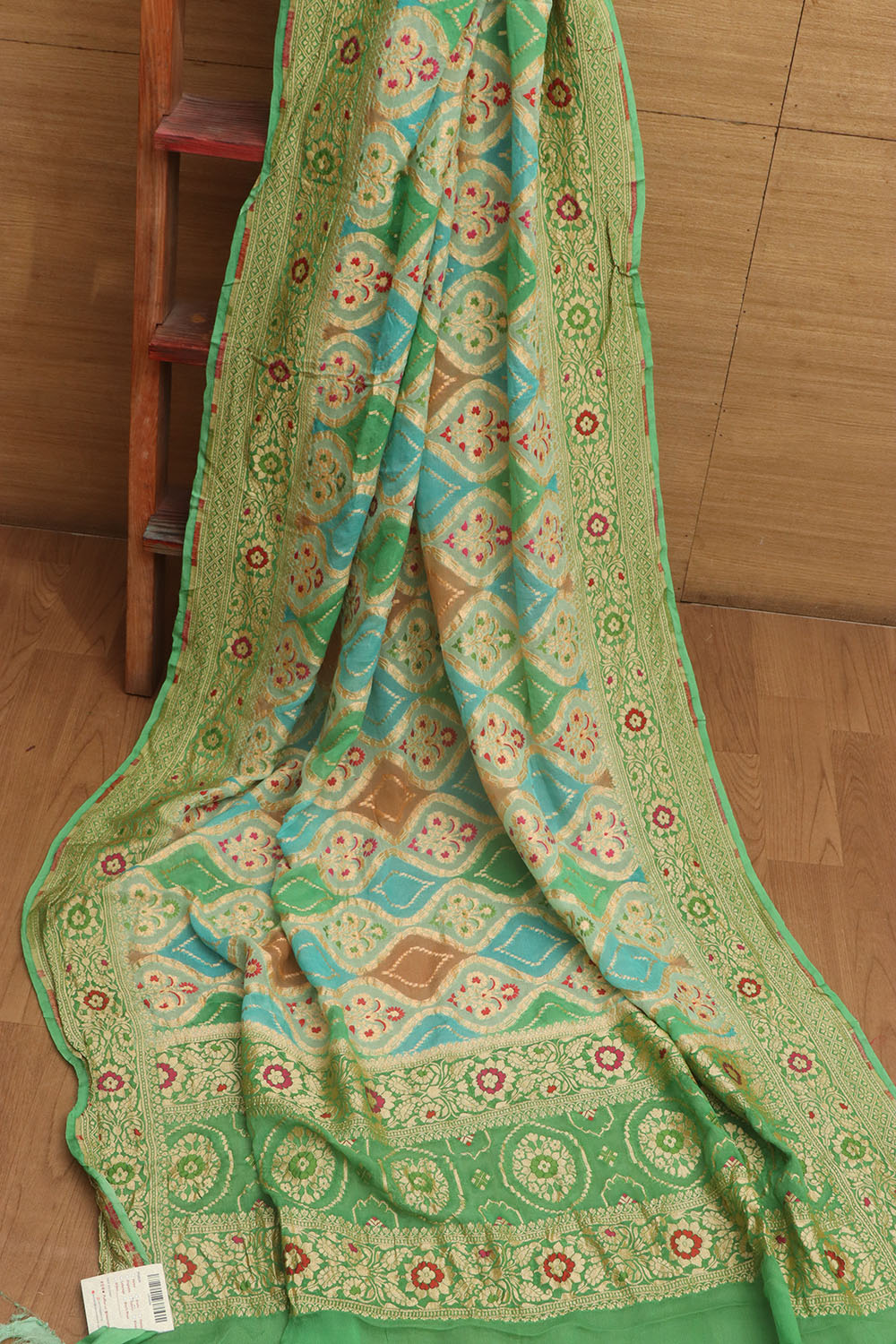 Exquisite Green Banarasi Handloom Pure Georgette Brush Dye Dupatta - Luxurion World