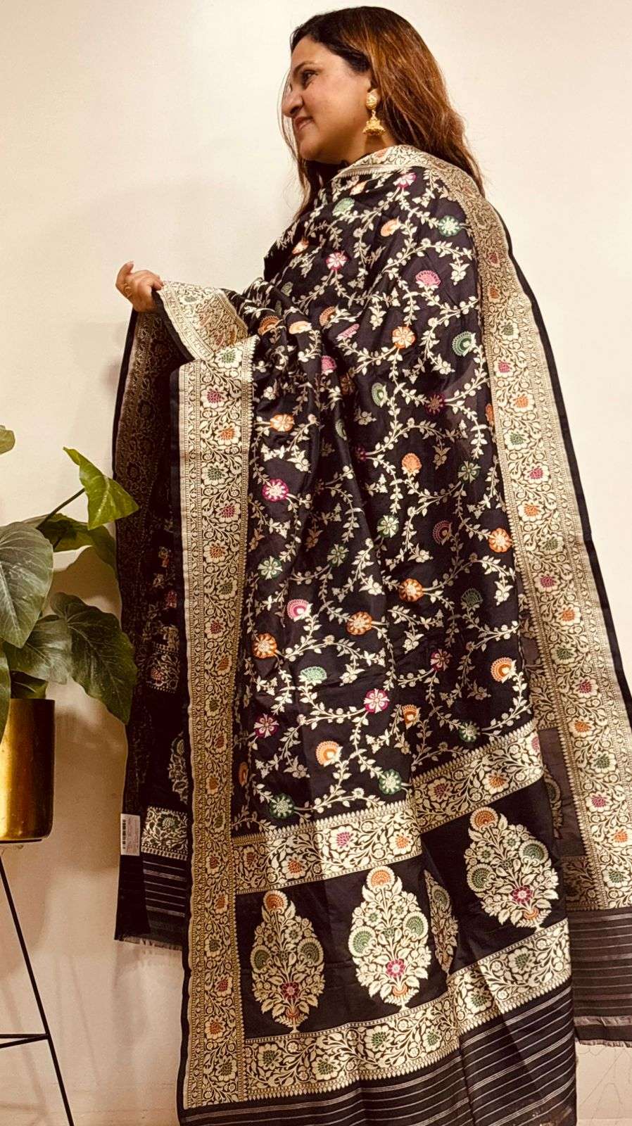 Exquisite Black Banarasi Handloom Pure Katan Silk Flower Design Meenakari Dupatta - Luxurion World