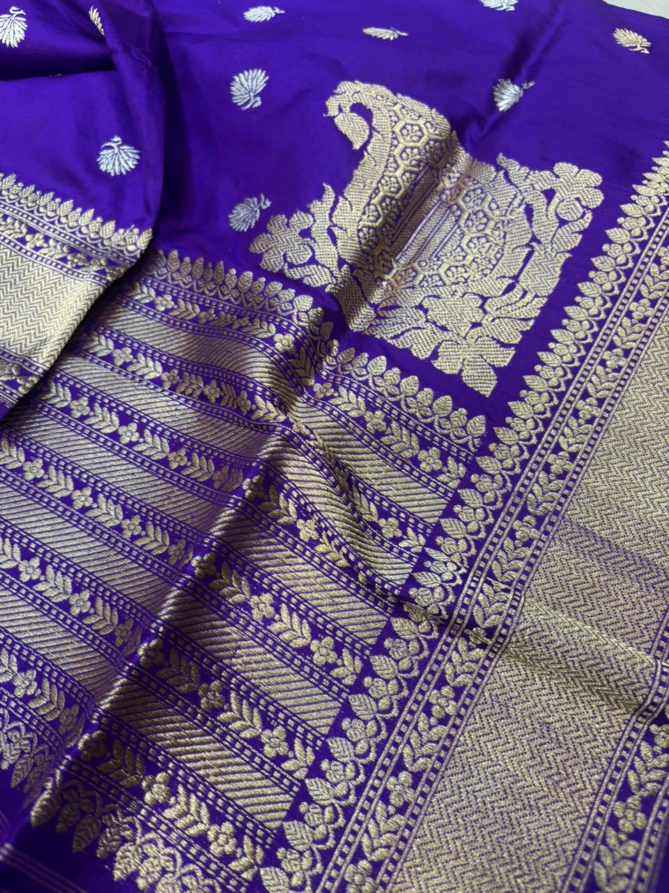Exquisite Purple Handloom Banarasi Pure Katan Silk Flower Design Dupatta - Luxurion World
