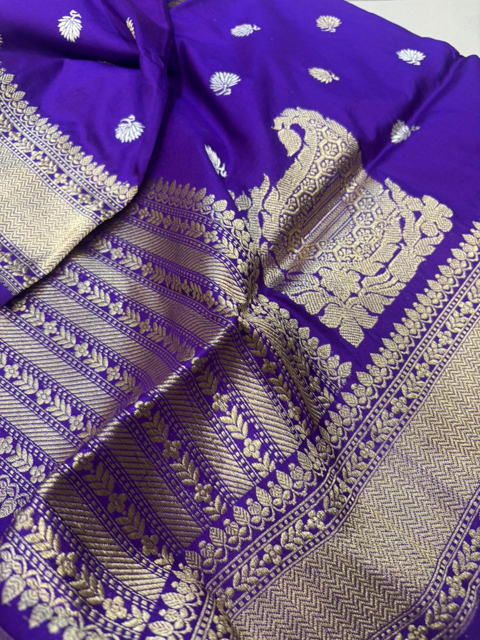 Exquisite Purple Handloom Banarasi Pure Katan Silk Flower Design Dupatta - Luxurion World