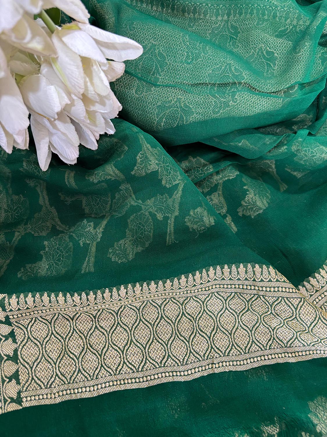 Green Banarasi Handloom Pure Georgette Resham Zari Saree - Luxurion World