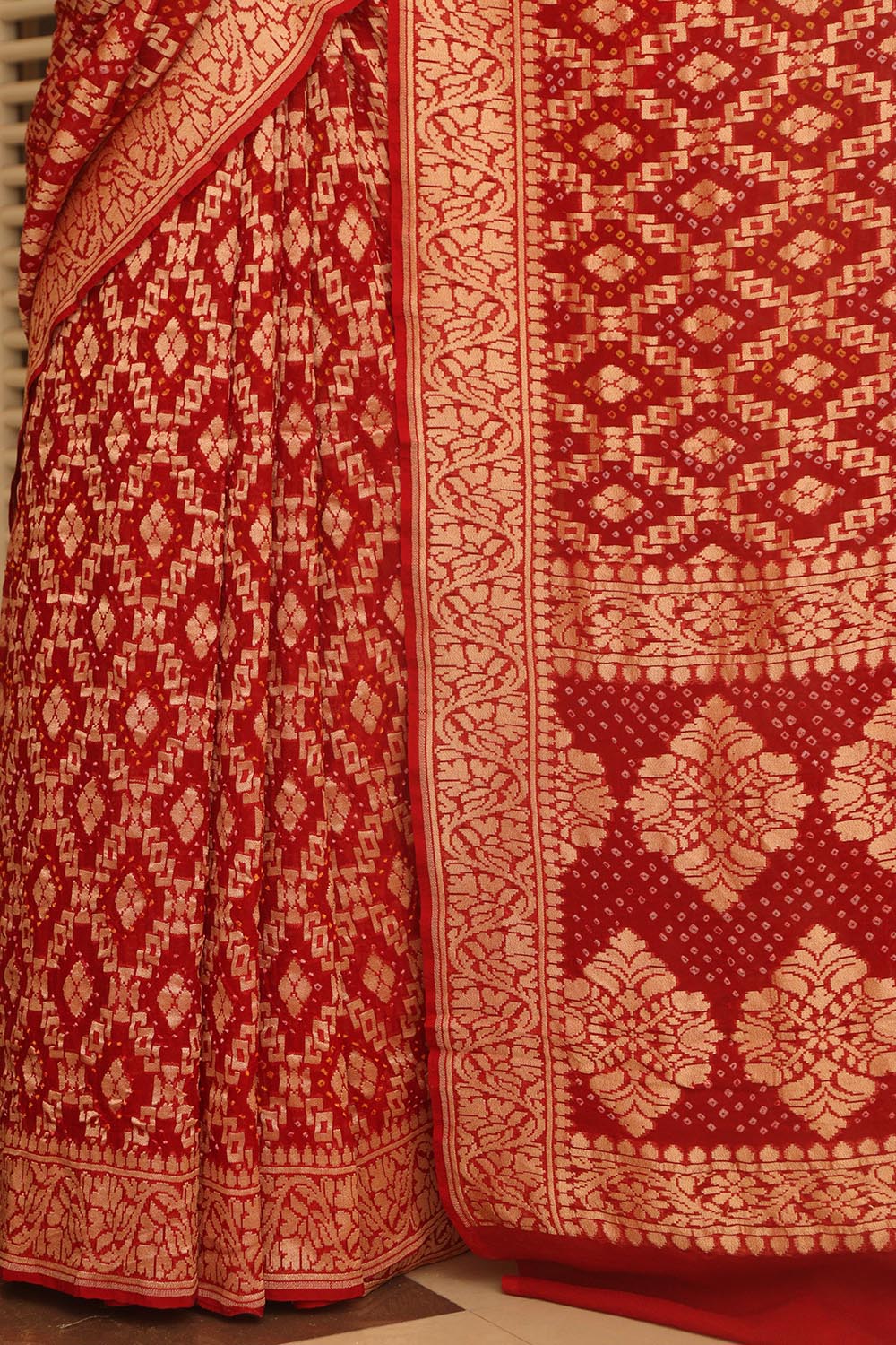 Red Banarasi Handloom Pure Georgette Geometric Design Saree - Luxurion World