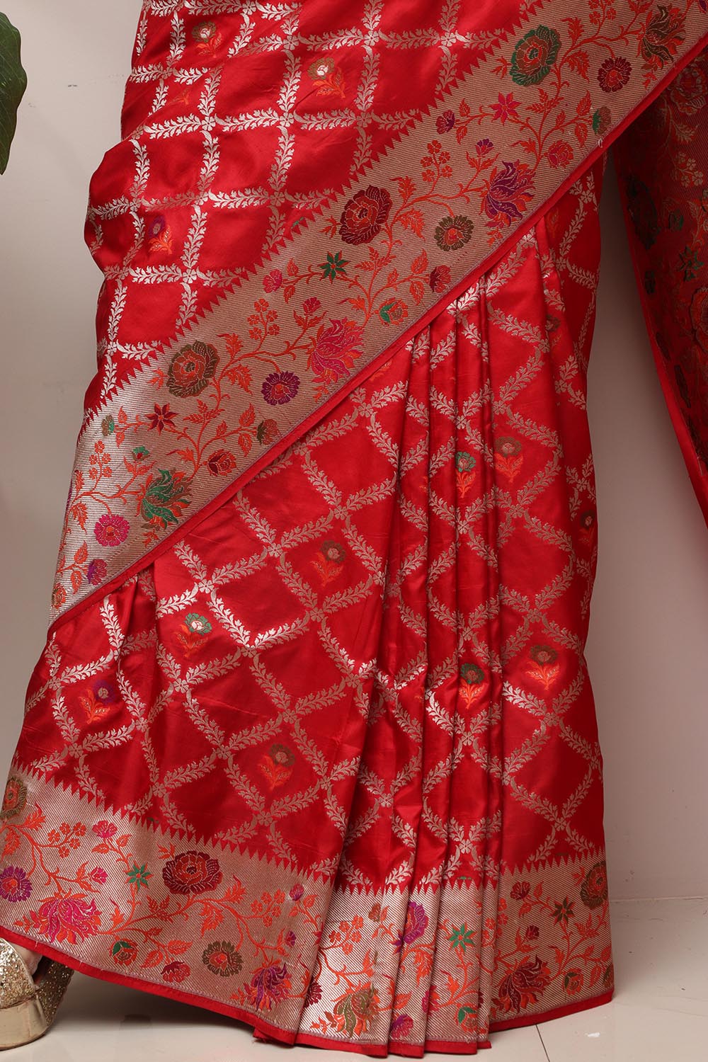 Exquisite Red Handloom Banarasi Pure Katan Silk Flower Design Meenakari Saree - Luxurion World