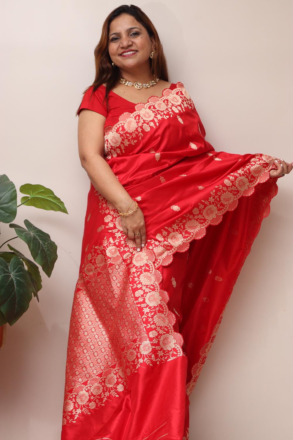Exquisite Red Handloom Banarasi Pure Katan Silk Flower Design Scallop Border Saree - Luxurion World