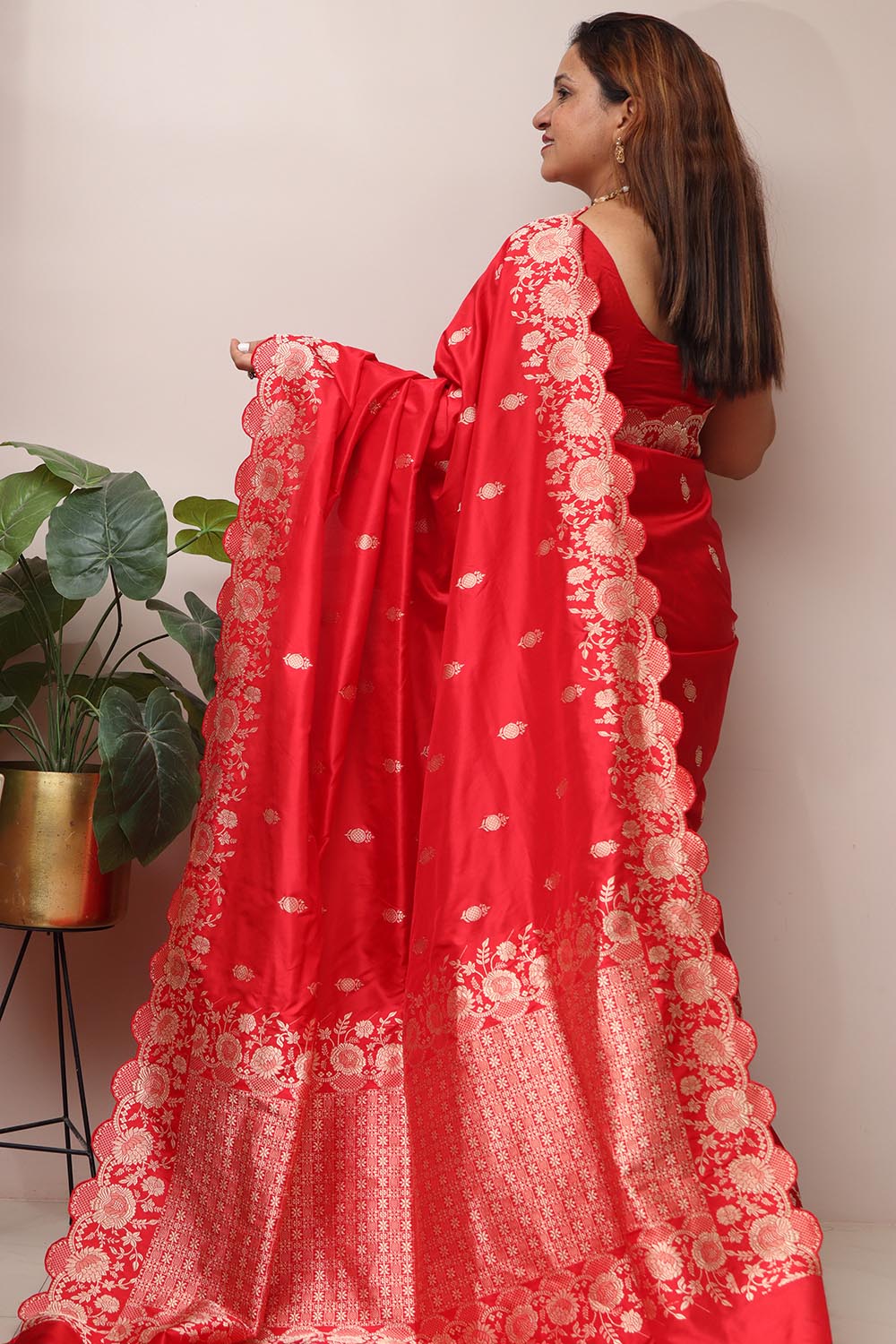 Exquisite Red Handloom Banarasi Pure Katan Silk Flower Design Scallop Border Saree - Luxurion World