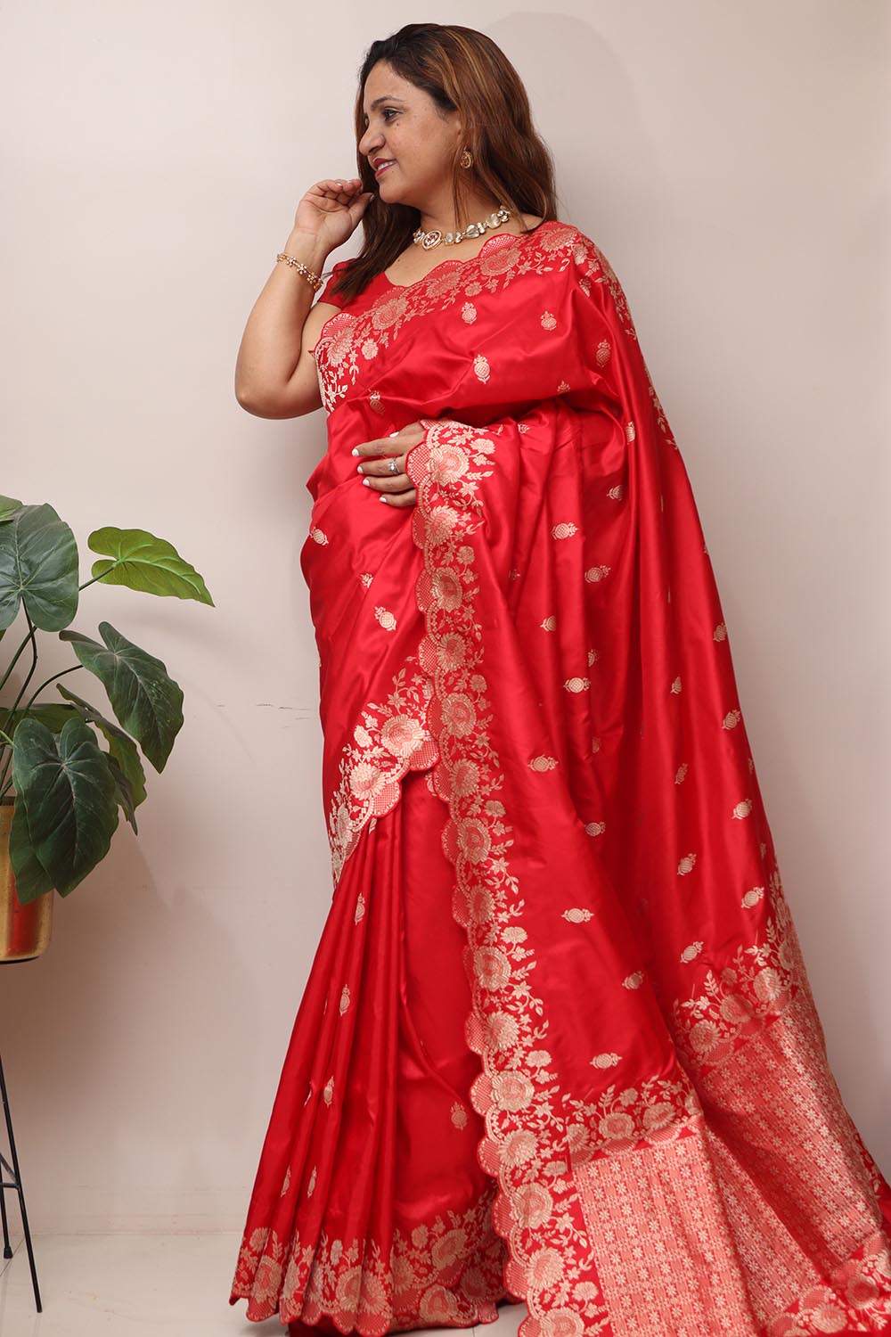 Exquisite Red Handloom Banarasi Pure Katan Silk Flower Design Scallop Border Saree - Luxurion World