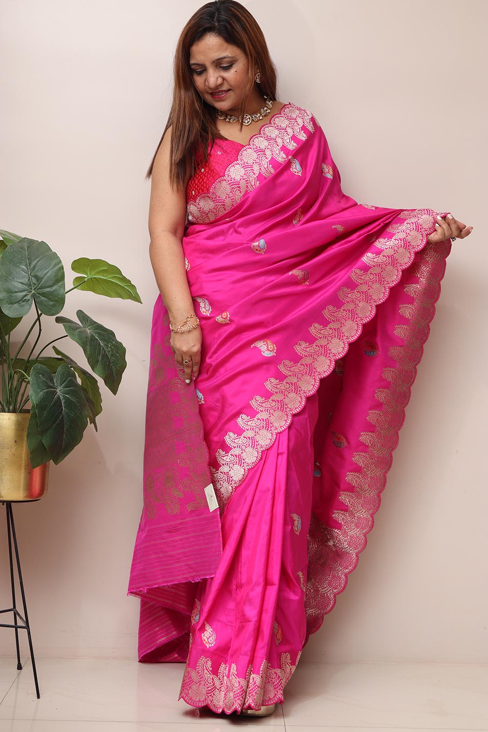 Pink Handloom Banarasi Pure Katan Silk Flower Design Scallop Border Saree - Luxurion World