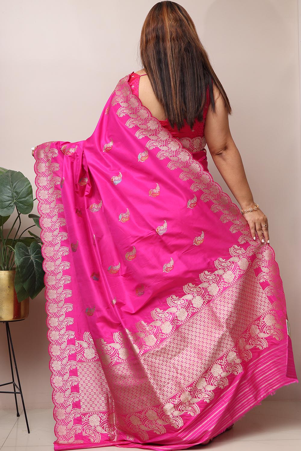 Pink Handloom Banarasi Pure Katan Silk Flower Design Scallop Border Saree - Luxurion World