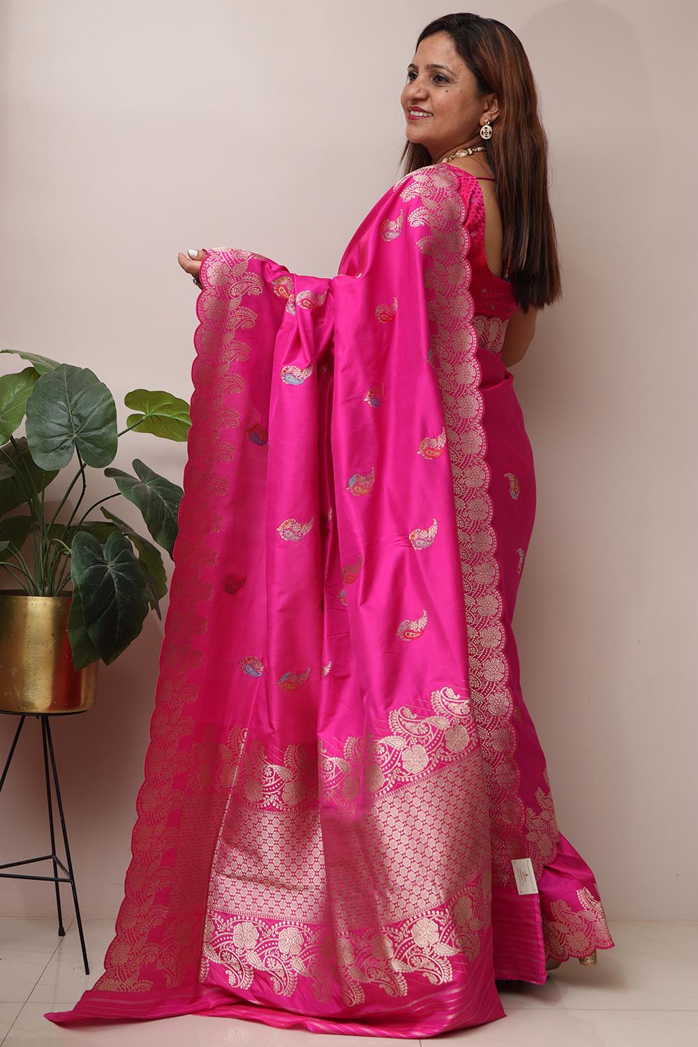 Pink Handloom Banarasi Pure Katan Silk Flower Design Scallop Border Saree - Luxurion World