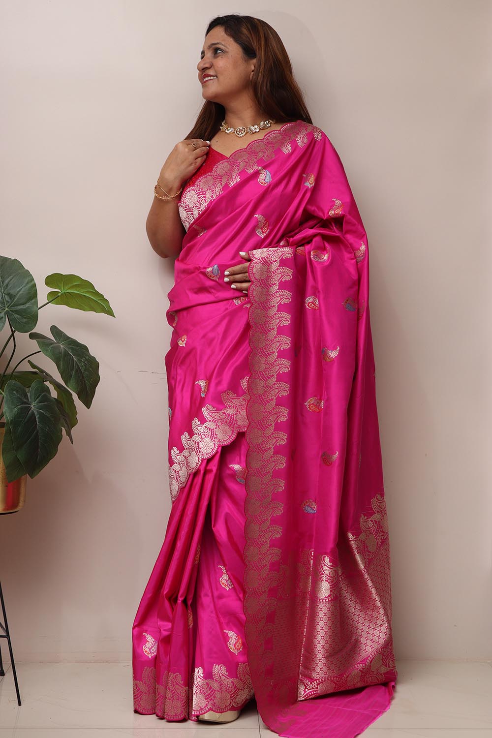 Pink Handloom Banarasi Pure Katan Silk Flower Design Scallop Border Saree - Luxurion World