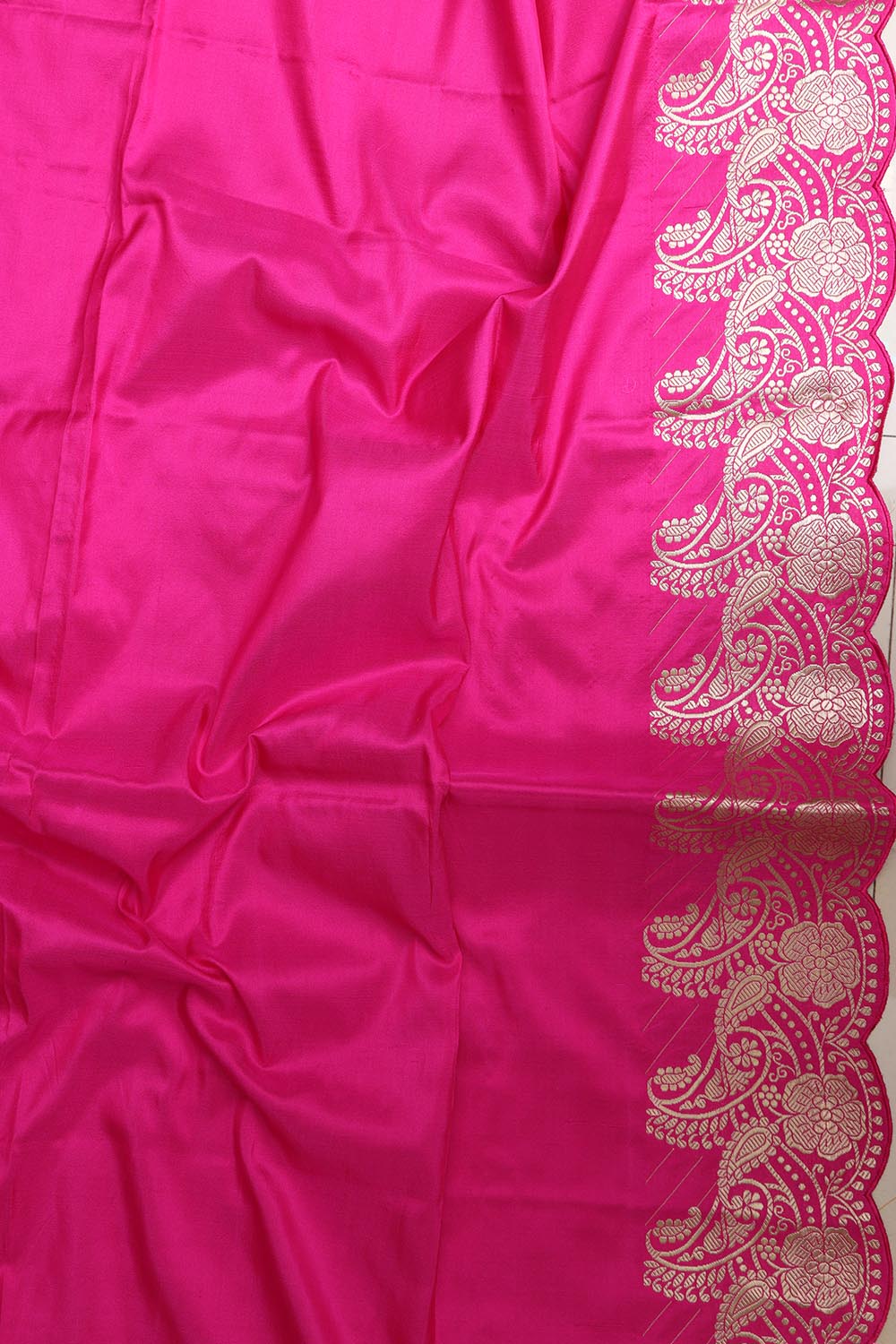 Pink Handloom Banarasi Pure Katan Silk Flower Design Scallop Border Saree - Luxurion World