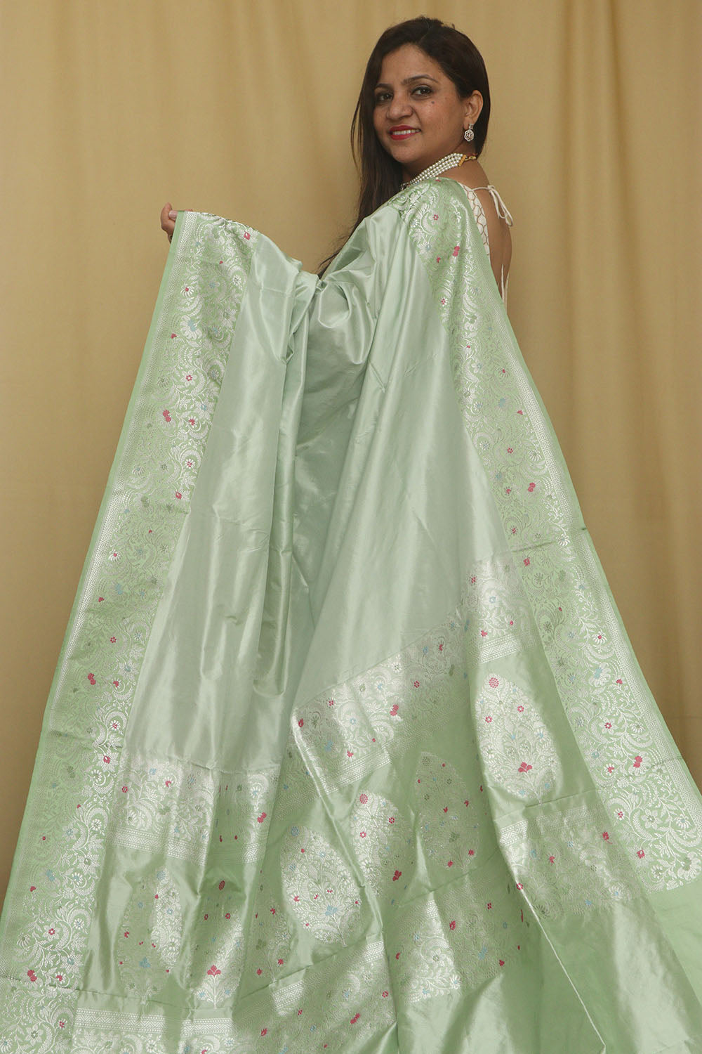 Exquisite Green Handloom Banarasi Pure Katan Silk Kadwa Meenakari Saree - Luxurion World