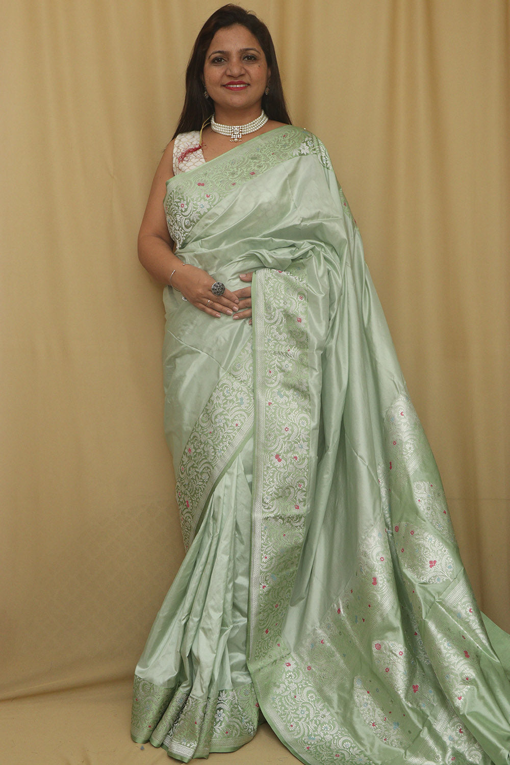 Exquisite Green Handloom Banarasi Pure Katan Silk Kadwa Meenakari Saree - Luxurion World