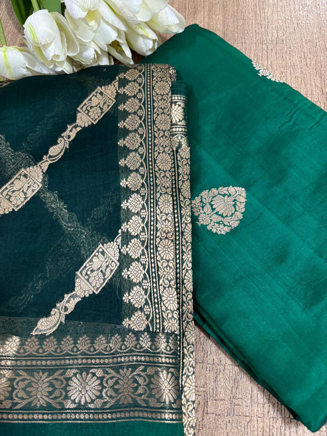 Elegant Green Banarasi Pure Chiniya Silk Three Piece Unstitched Suit Set With Kora Silk Dupatta - Luxurion World