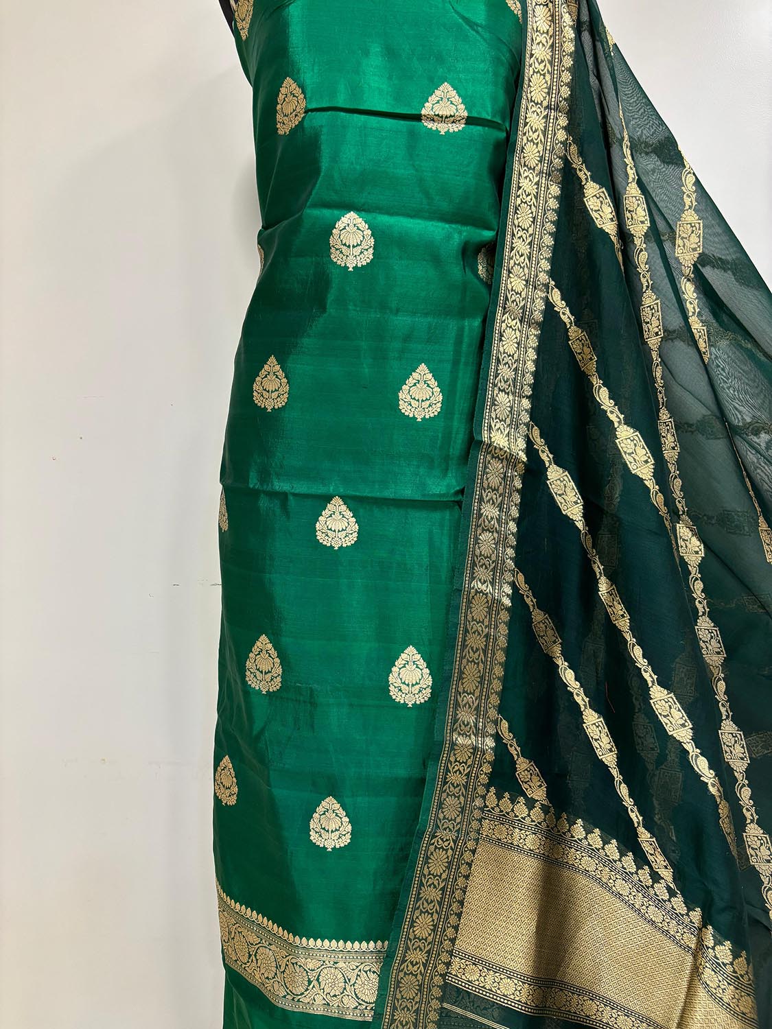 Elegant Green Banarasi Pure Chiniya Silk Three Piece Unstitched Suit Set With Kora Silk Dupatta - Luxurion World