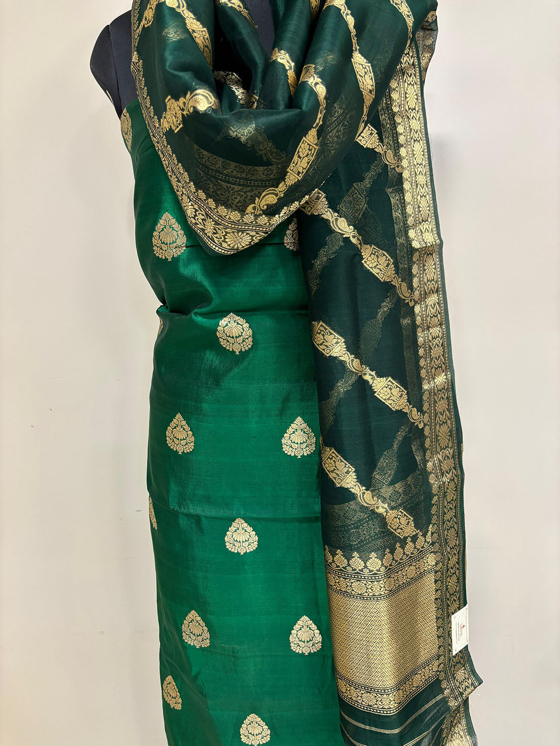 Elegant Green Banarasi Pure Chiniya Silk Three Piece Unstitched Suit Set With Kora Silk Dupatta - Luxurion World