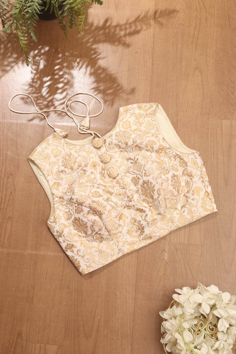 Off White Banarasi Kimkhwab Sleeveless Round Neck Padded Blouse - Luxurion World