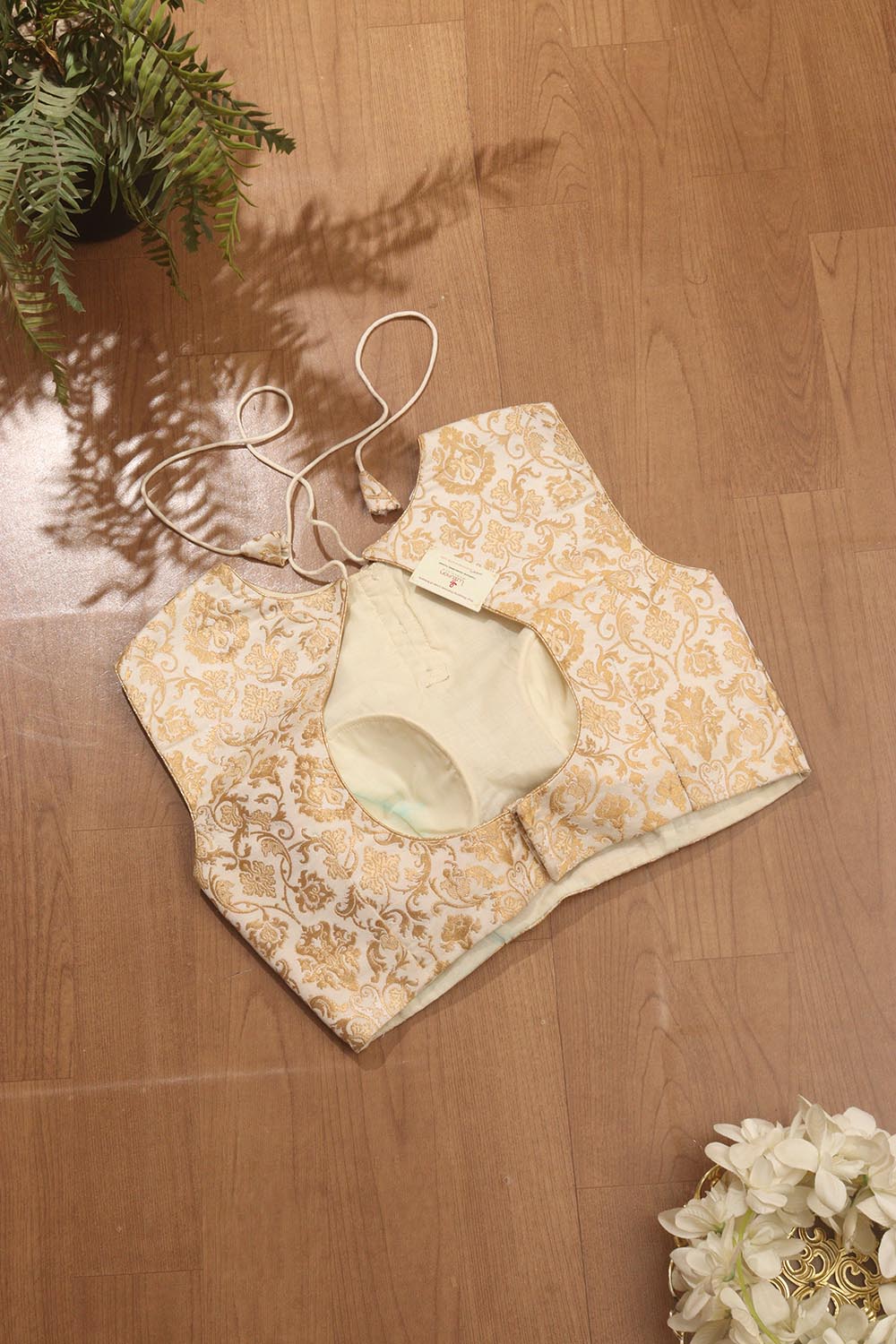 Off White Banarasi Kimkhwab Sleeveless Round Neck Padded Blouse - Luxurion World