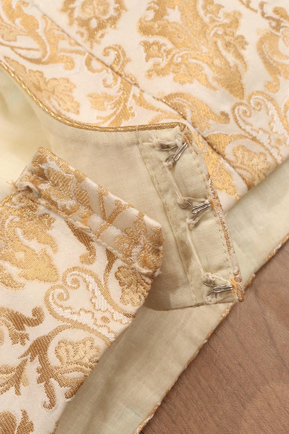 Off White Banarasi Kimkhwab Sleeveless Round Neck Padded Blouse - Luxurion World