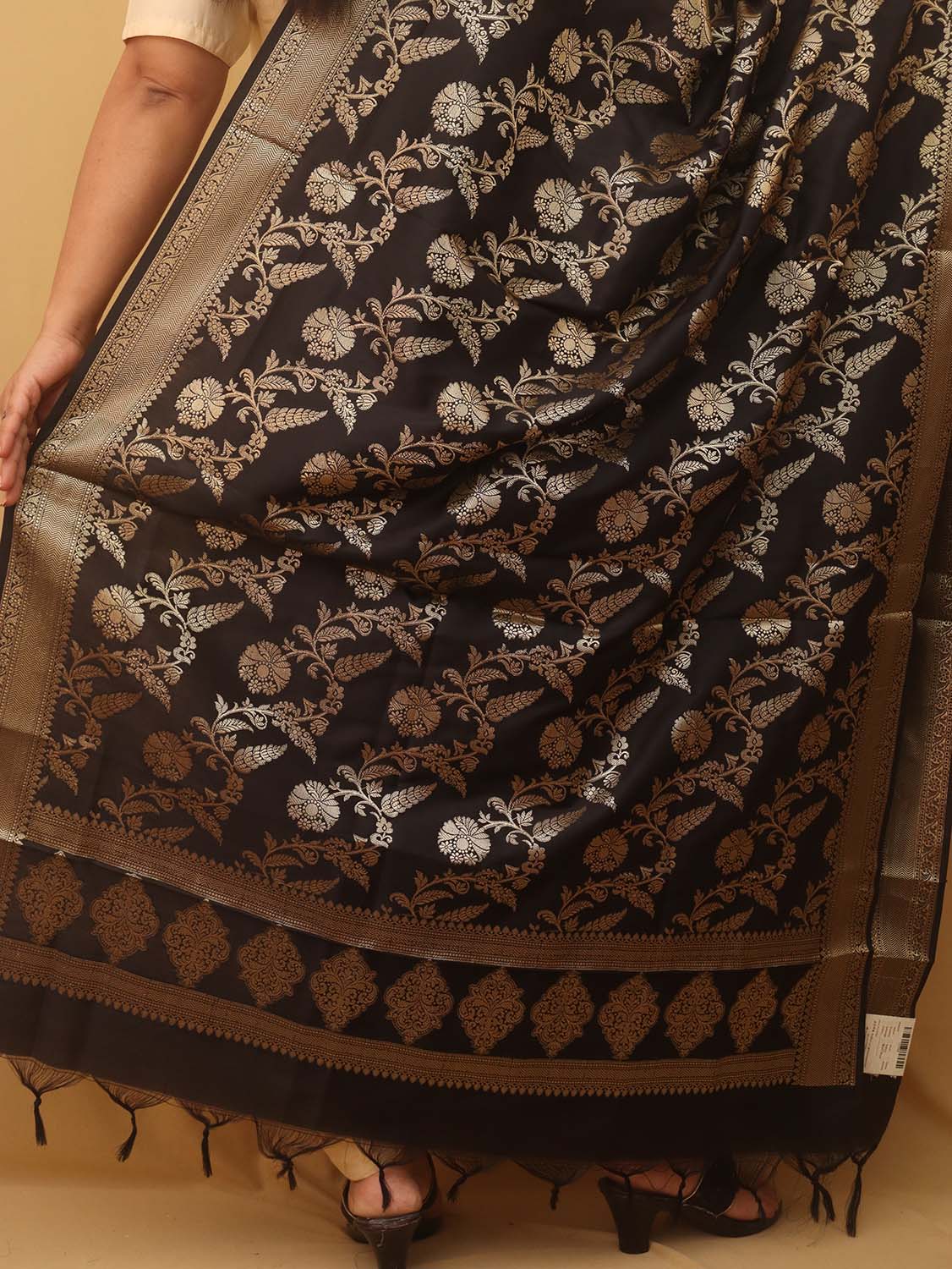 Black Banarasi Silk Dupatta - Luxurion World