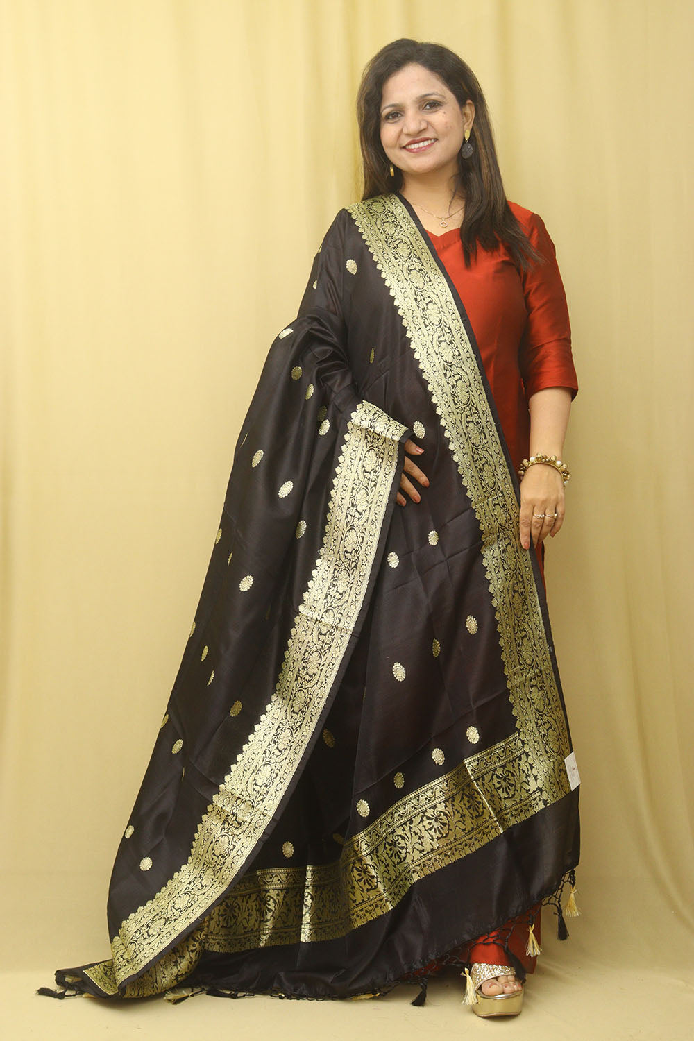 Black Handloom Banarasi Pure Katan Silk Kadwa Dupatta - Luxurion World