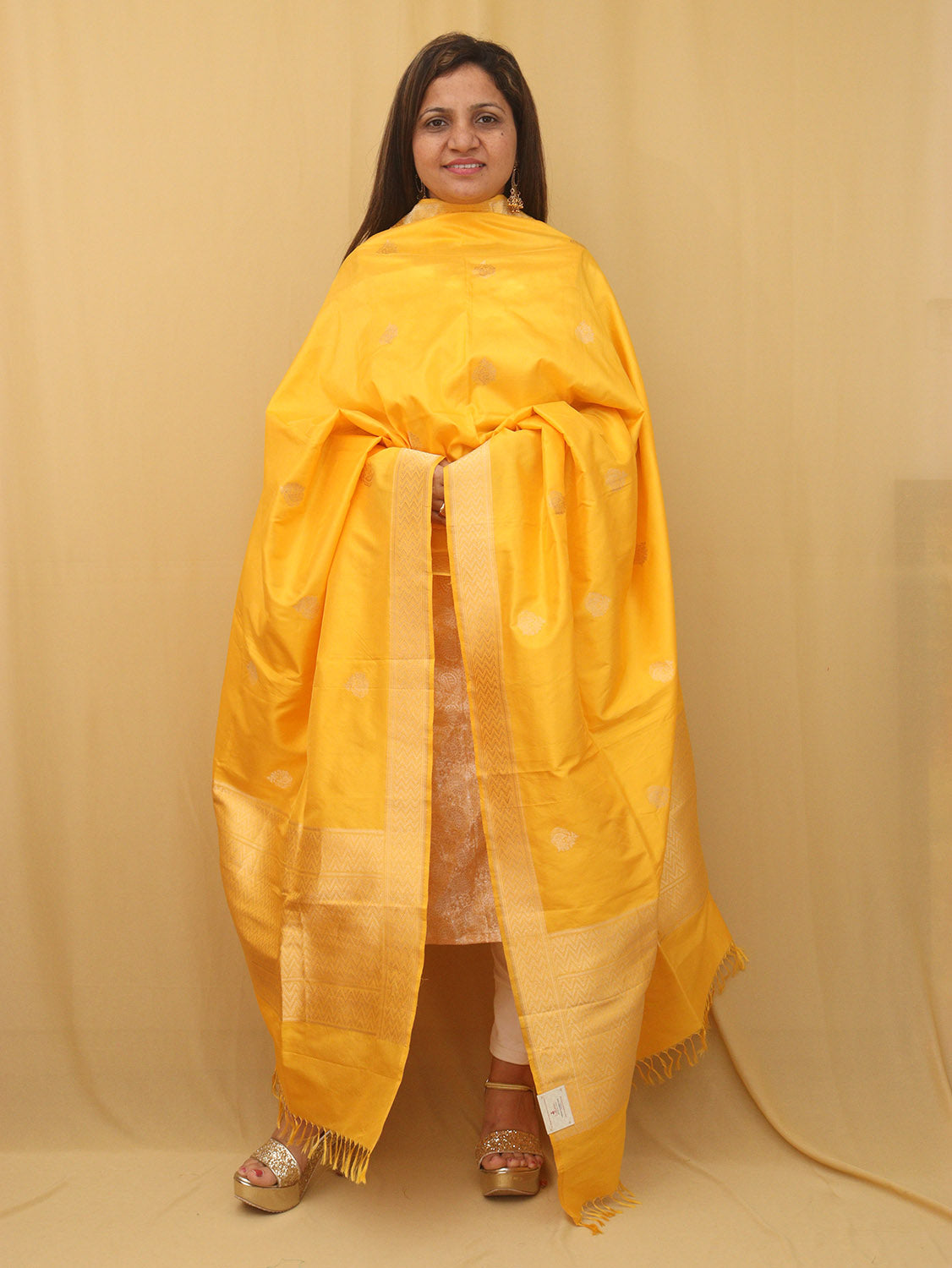 Pure Elegance: Stunning Yellow Handloom Banarasi Katan Silk Dupatta - Luxurion World