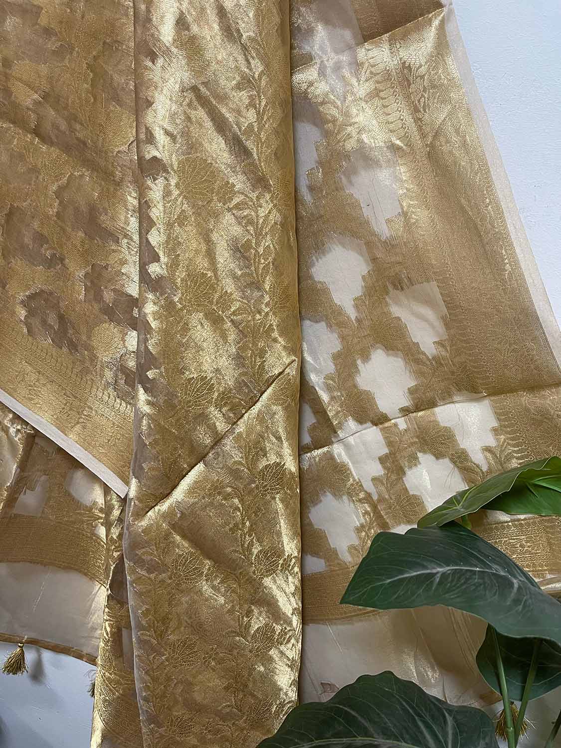 Dyeable Banarasi Handloom Pure Tissue Silk Flower Design Dupatta - Luxurion World