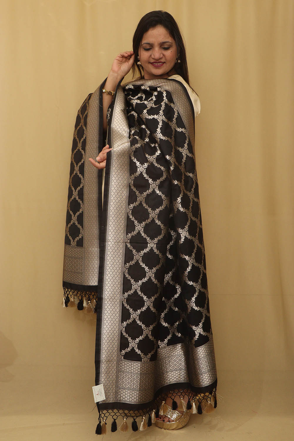 Elegant Black Banarasi Silk Dupatta - Luxurion World