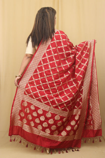 Timeless Elegance: Red Banarasi Silk Dupatta - Luxurion World