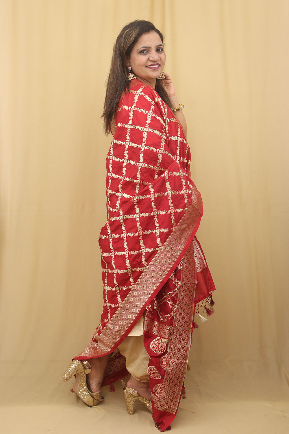 Timeless Elegance: Red Banarasi Silk Dupatta - Luxurion World