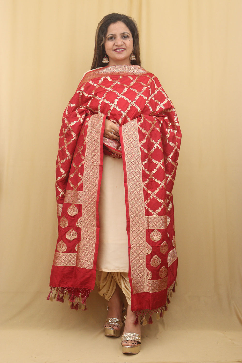 Timeless Elegance: Red Banarasi Silk Dupatta - Luxurion World