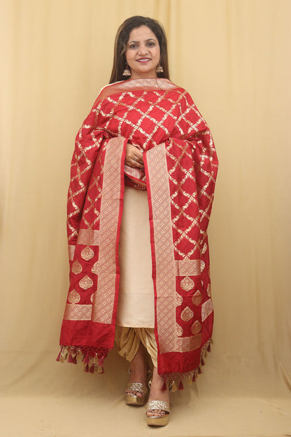 Timeless Elegance: Red Banarasi Silk Dupatta - Luxurion World