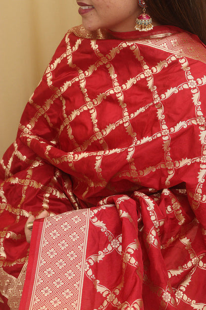 Timeless Elegance: Red Banarasi Silk Dupatta - Luxurion World