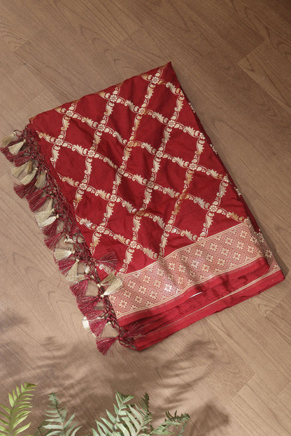 Timeless Elegance: Red Banarasi Silk Dupatta - Luxurion World