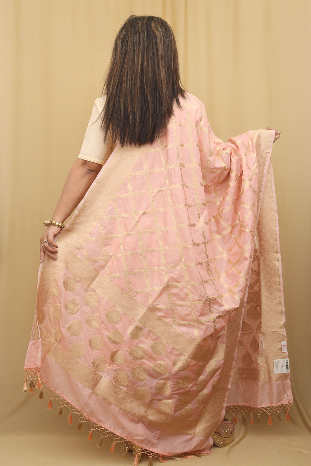 Chic Pink Banarasi Silk Dupatta: Classic Elegance - Luxurion World