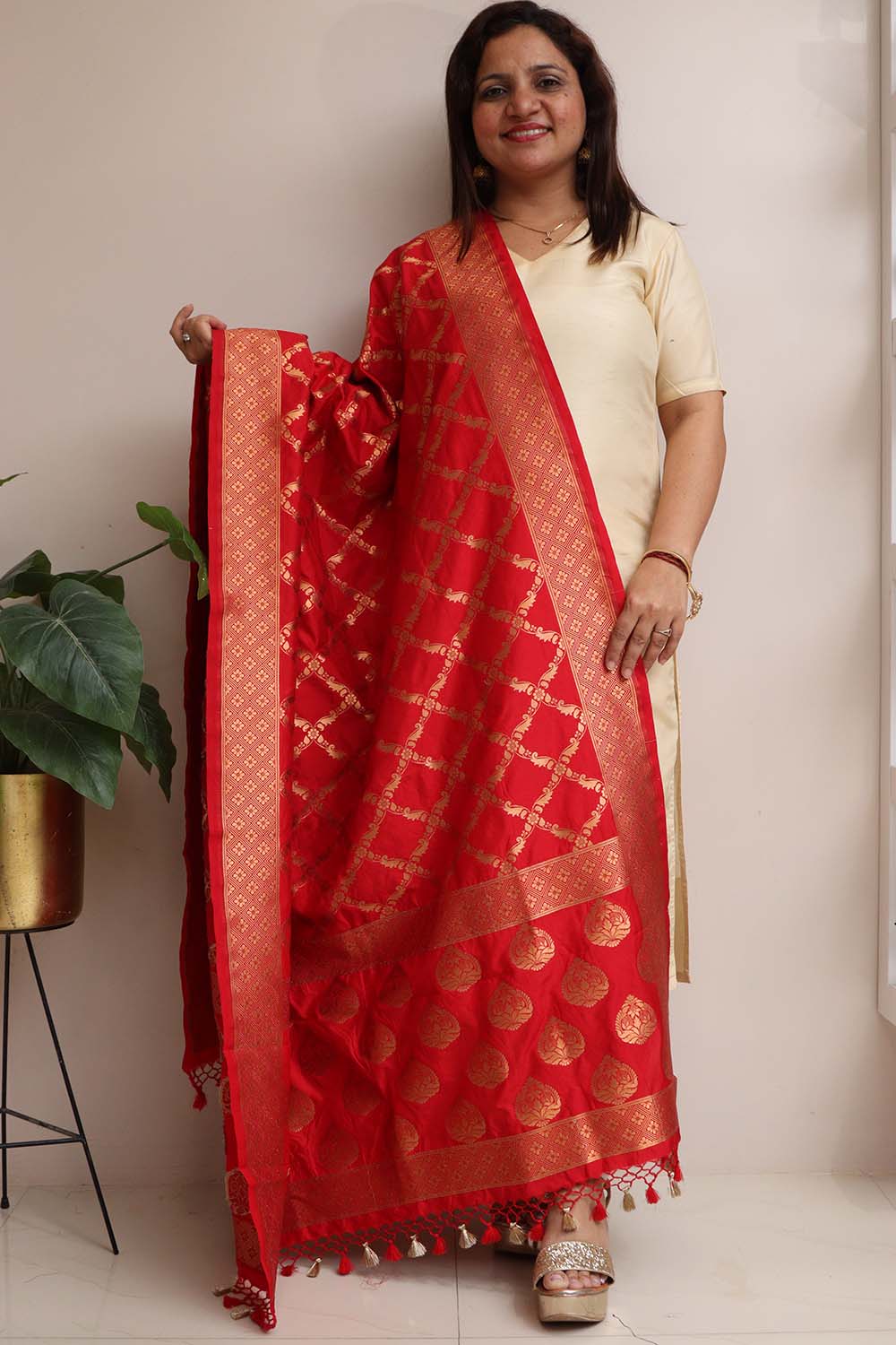 Elegant Red Banarasi Silk Dupatta - Luxurion World- Crafted Heirlooms
