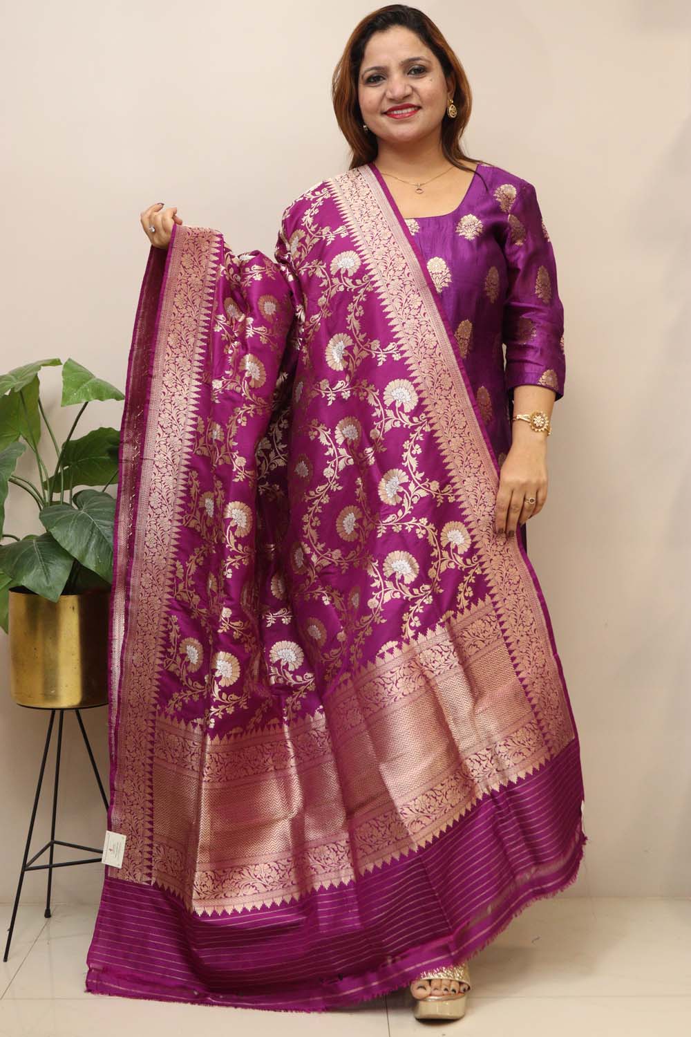 Exquisite Purple Handloom Banarasi Pure Katan Silk Flower Design Sona Roopa Dupatta - Luxurion World